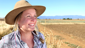 Work and Travel junge Frau auf Farm